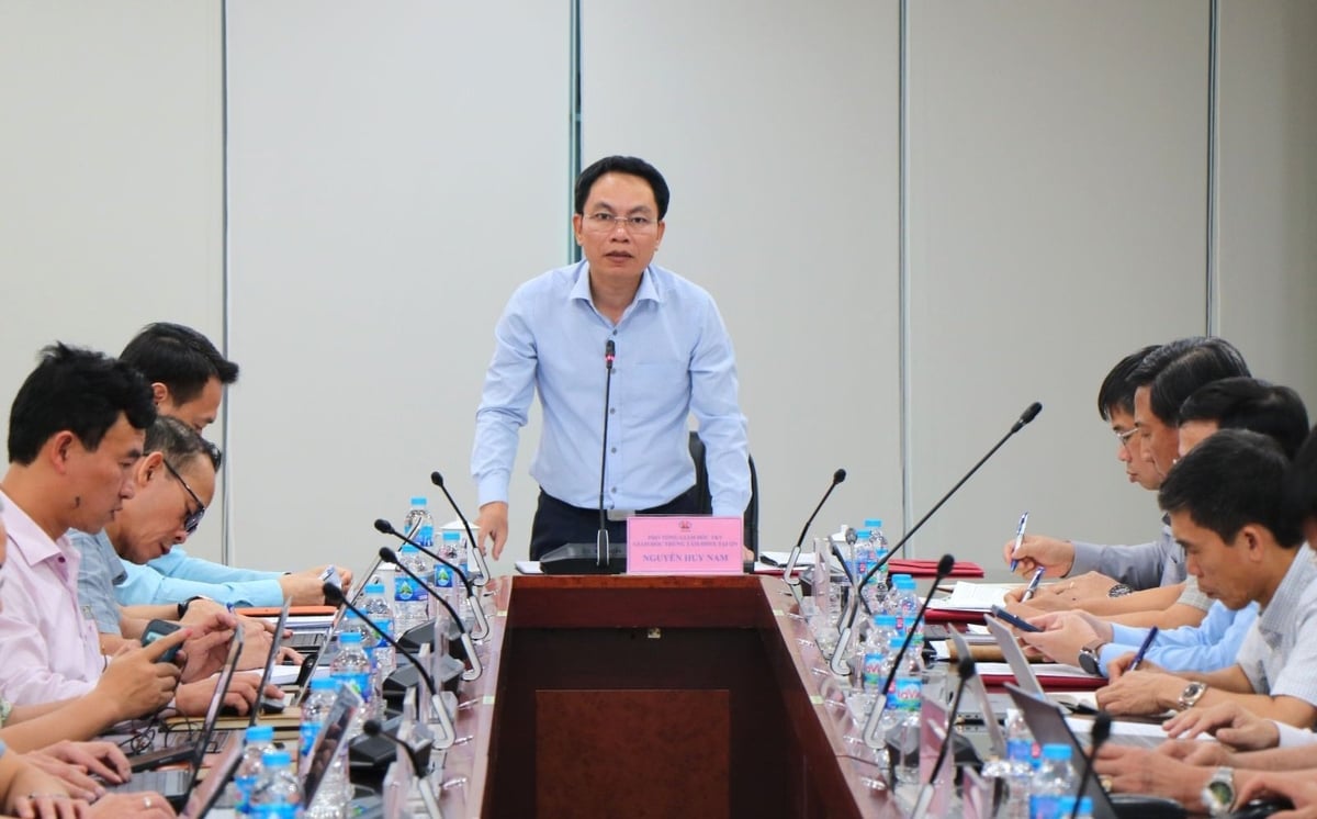 Phó Tổng giám đốc Tập đoàn Nguyễn Huy Nam chỉ đạo các đơn vị tiếp tục giữ vững nhịp độ sản xuất, quyết liệt trong chỉ đạo điều hành, hoàn thành các chỉ tiêu kế hoạch tháng 7, qúy III và cả năm 2025. Ảnh: Truyền thông TKV.