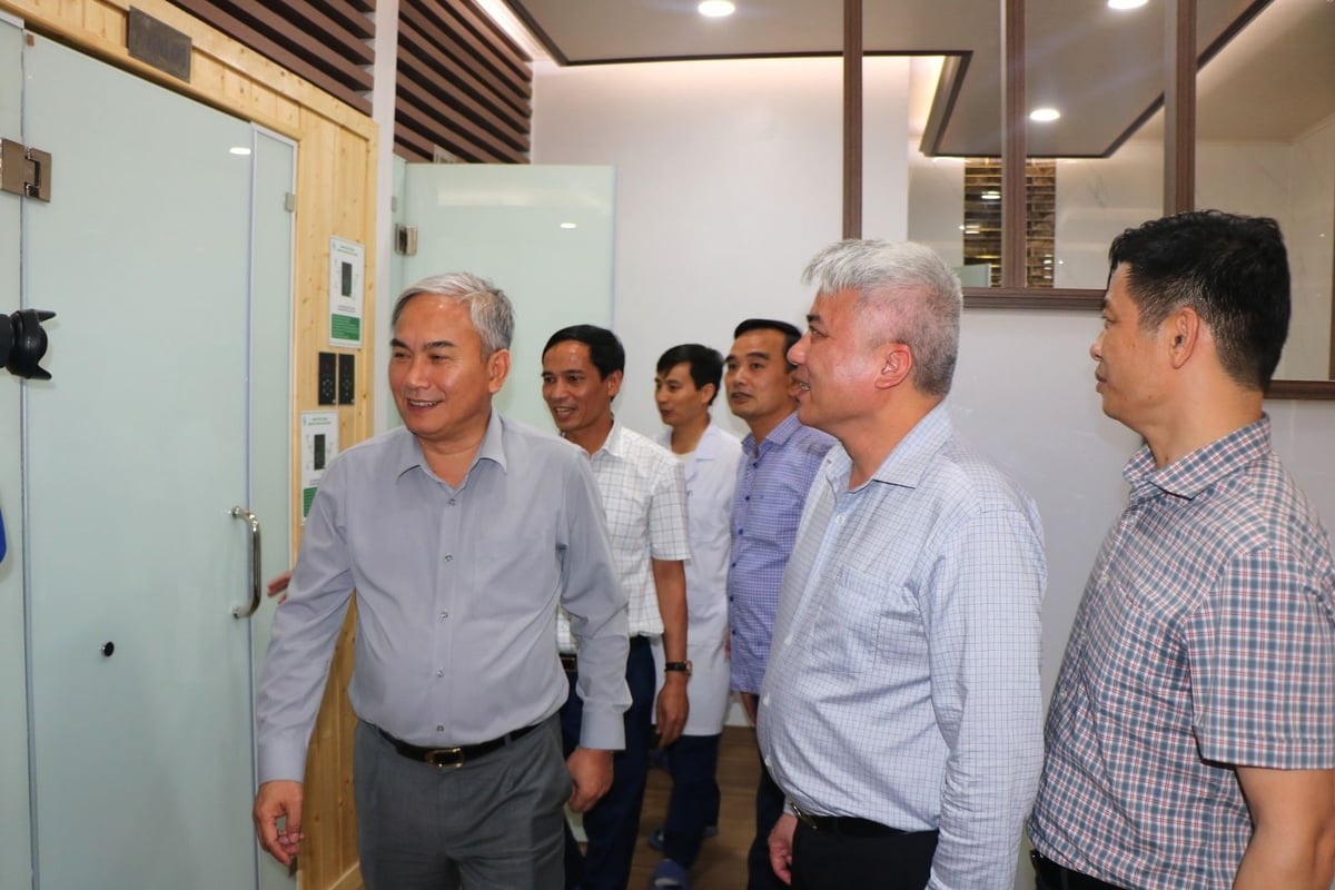 Kiểm tra Khu nhà ở tập thể 314 và các công trình phúc lợi phục vụ người lao động của Than Vàng Danh. Ảnh: Truyền thông TKV. 