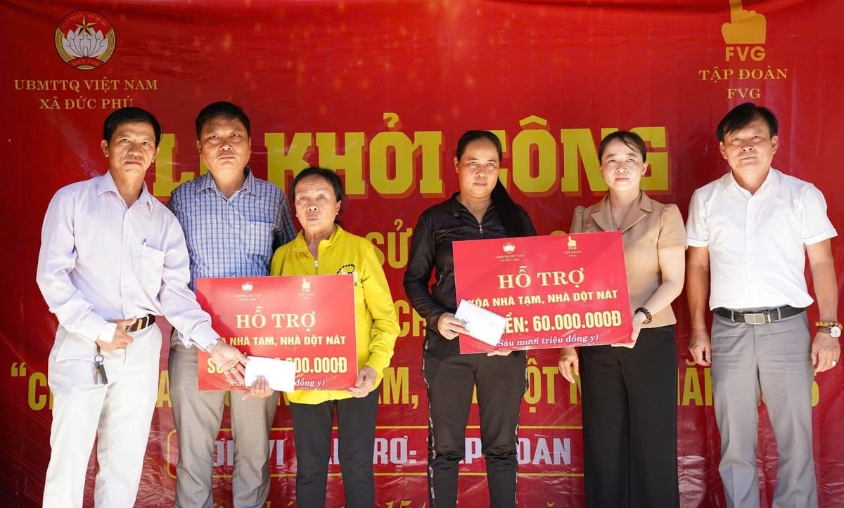 Hỗ trợ kinh phí xóa nhà tạm cho các hộ dân ở xã Đức Phúc (TP. Đà Nẵng). Ảnh: Lan Anh