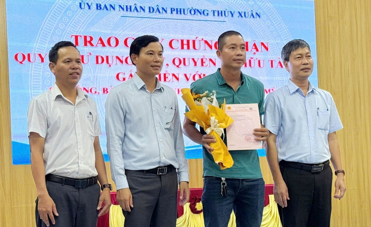 Phường Thủy Xuân là địa phương đầu tiên ở TP Huế hoàn tất quy trình cấp mới và trao ‘sổ đỏ’ cho người dân. Ảnh: V.D Phường Thủy Xuân là địa phương đầu tiên ở TP Huế hoàn tất quy trình cấp mới và trao ‘sổ đỏ’ cho người dân. Ảnh: V.D