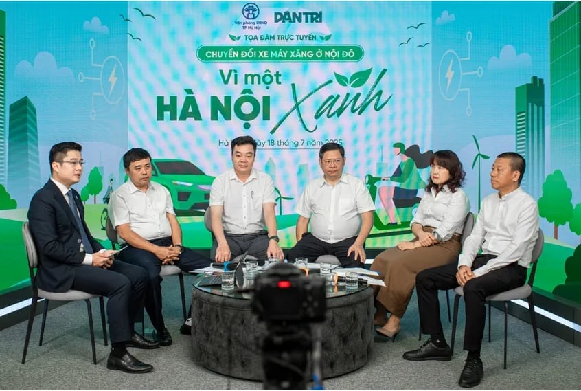 Các đại biểu tham gia Tọa đàm cho biết không thể trì hoãn trong chuyển đổi xanh trong giao thông trong bối cảnh ô nhiễm môi trường không khí gia tăng, hạ tầng quá tải. Ảnh: Thành Đông. Các đại biểu tham gia Tọa đàm cho biết không thể trì hoãn trong chuyển đổi xanh trong giao thông trong bối cảnh ô nhiễm môi trường không khí gia tăng, hạ tầng quá tải. Ảnh: Thành Đông.