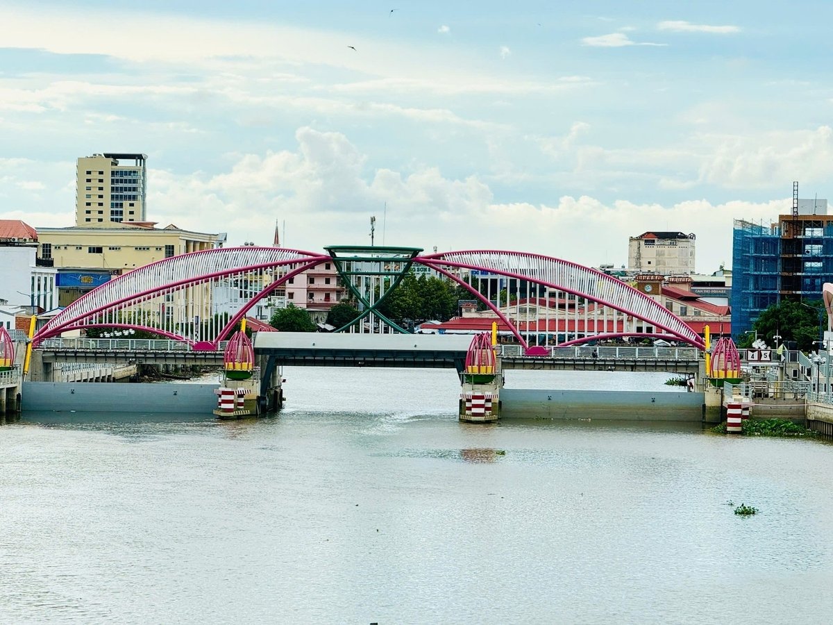 Sở Nông nghiệp và Môi trường TP. Cần Thơ chính thức tiếp nhận quản lý, vận hành Hệ thống FRMIS, đưa ra cảnh báo ngập sớm cho vùng nội ô. Ảnh: Kim Anh. Sở Nông nghiệp và Môi trường TP. Cần Thơ chính thức tiếp nhận quản lý, vận hành Hệ thống FRMIS, đưa ra cảnh báo ngập sớm cho vùng nội ô. Ảnh: Kim Anh.