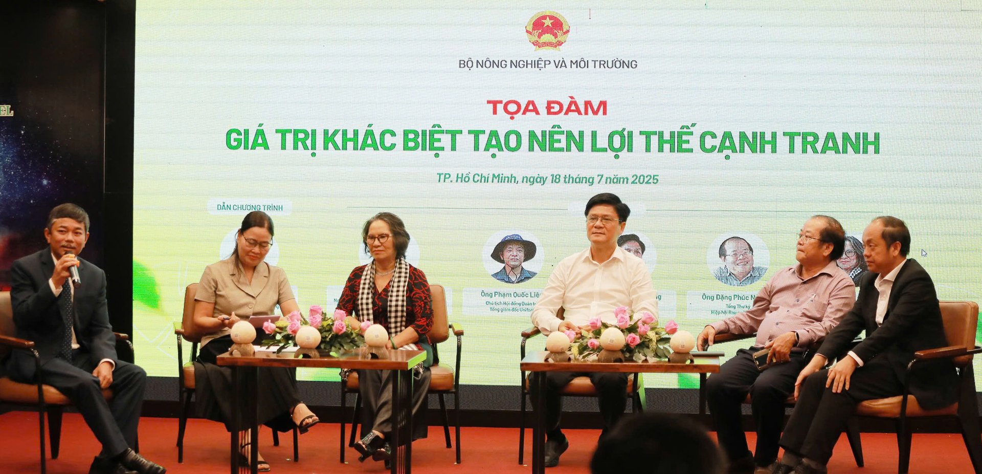 Nhà báo Trần Cao, Phó Tổng biên tập Báo Nông nghiệp và Môi trường, dẫn dắt Tọa đàm 'Giá trị khác biệt tạo nên lợi thế cạnh tranh'.