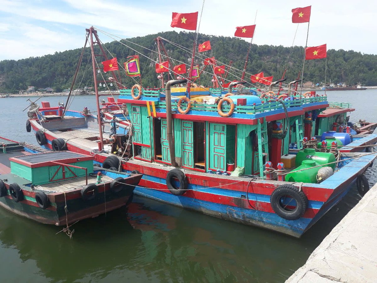 Các tàu thuyền được kêu gọi tìm nơi tránh, trú an toàn khi áp thấp nhiệt đới có khả năng mạnh lên thành bão. Ảnh: Đình Tiệp. Các tàu thuyền được kêu gọi tìm nơi tránh, trú an toàn khi áp thấp nhiệt đới có khả năng mạnh lên thành bão. Ảnh: Đình Tiệp.