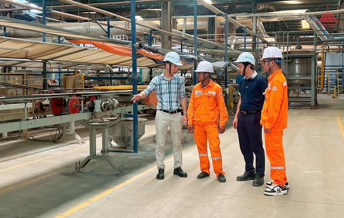 Cán bộ Điện lực đẩy mạnh công tác tuyên truyền tiết kiệm điện tại doanh nghiệp. Ảnh: Báo Vĩnh Phúc. Cán bộ Điện lực đẩy mạnh công tác tuyên truyền tiết kiệm điện tại doanh nghiệp. Ảnh: Báo Vĩnh Phúc.