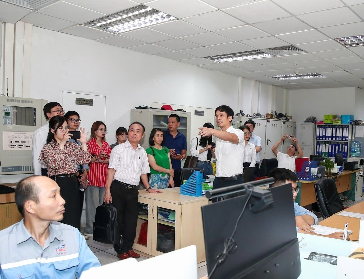 Đoàn phóng viên, nhà báo tham quan tòa nhà EVN - một trong những công trình sử dụng năng lượng xanh tại TP Hà Nội, Giải Nhất hạng mục Công trình cải tạo của Giải thưởng 'Hiệu quả năng lượng trong công trình xây dựng năm 2024'. Ảnh: Nam Nguyễn. Đoàn phóng viên, nhà báo tham quan tòa nhà EVN - một trong những công trình sử dụng năng lượng xanh tại TP Hà Nội, Giải Nhất hạng mục Công trình cải tạo của Giải thưởng 'Hiệu quả năng lượng trong công trình xây dựng năm 2024'. Ảnh: Nam Nguyễn.