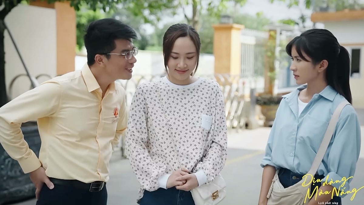 Thành lại giở trò quấy rối Thảo. Ảnh CMH Thành lại giở trò quấy rối Thảo. Ảnh CMH