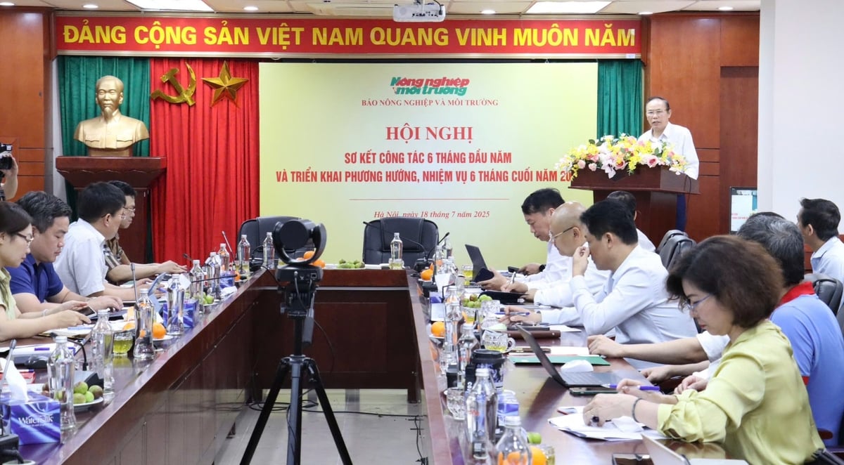 Thứ trưởng Phùng Đức Tiến ghi nhận và đánh giá cao những nỗ lực, kết quả mà Báo NN-MT đã đạt được trong giai đoạn đầu hợp nhất. Ảnh: Nguyễn Thủy.