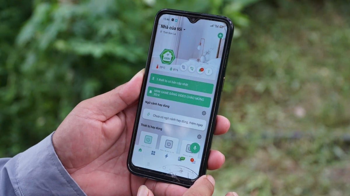 Việc tưới nước cho vườn chanh leo được a Hưởng điều khiển bằng điện thoại, anh Hưởng dự kiến sẽ phát triển thêm hệ thống đo độ ẩm trong tương lai. Ảnh: Đức Bình,