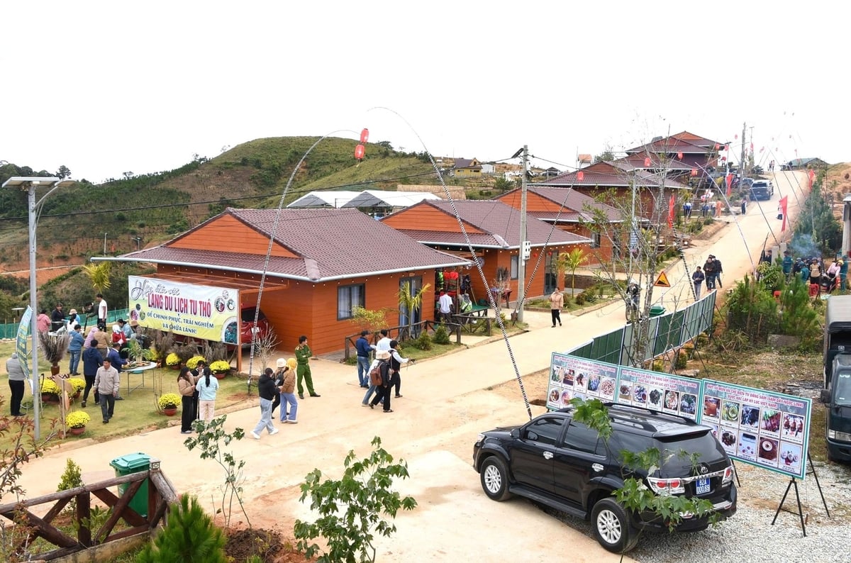 Những khu tái định cư đang giúp người dân an cư sau những cuộc di dời khỏi vùng sạt lở. Ảnh: Tuấn Anh.