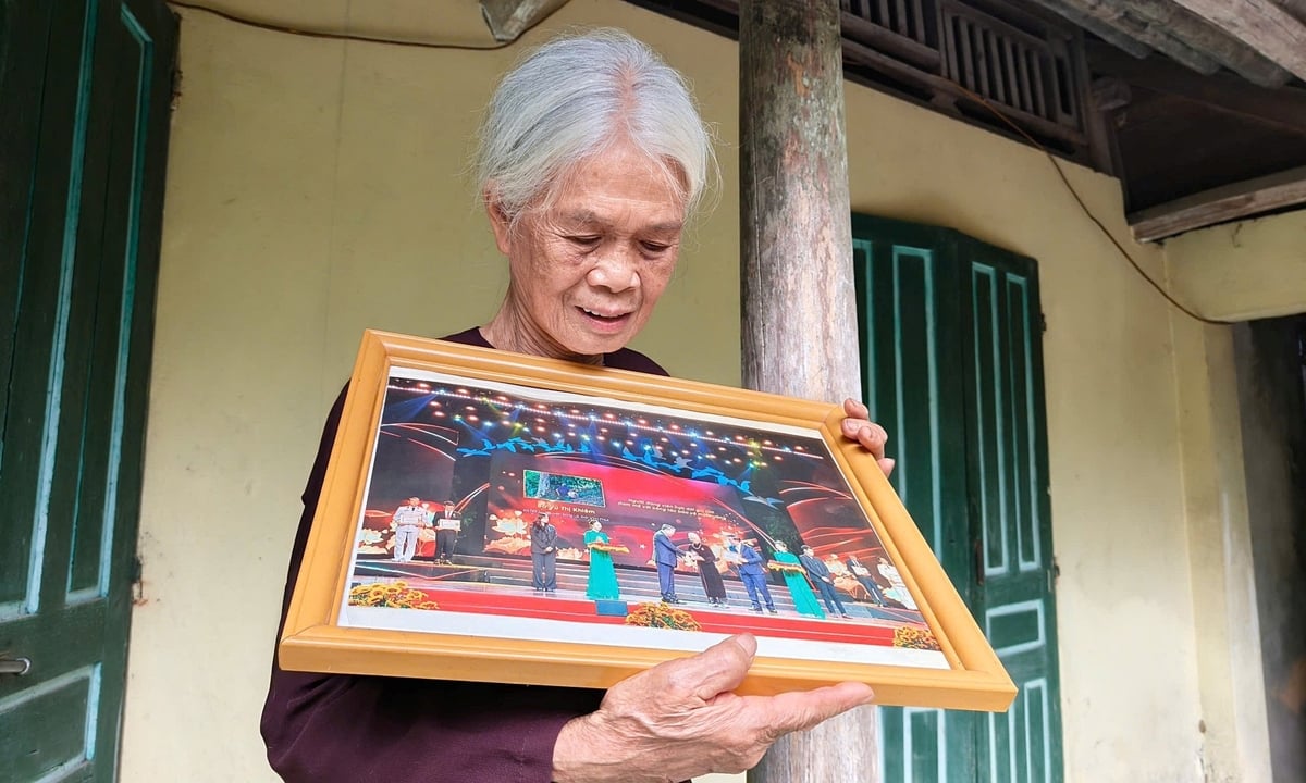 Bà Vũ Thị Khiêm bên tấm ảnh được Tổng Bí thư Tô Lâm tặng danh hiệu Người đảng viên trọn đời giữ lửa đam mê với công tác bảo vệ môi trường. Ảnh: Phạm Hiếu. Bà Vũ Thị Khiêm bên tấm ảnh được Tổng Bí thư Tô Lâm tặng danh hiệu Người đảng viên trọn đời giữ lửa đam mê với công tác bảo vệ môi trường. Ảnh: Phạm Hiếu.