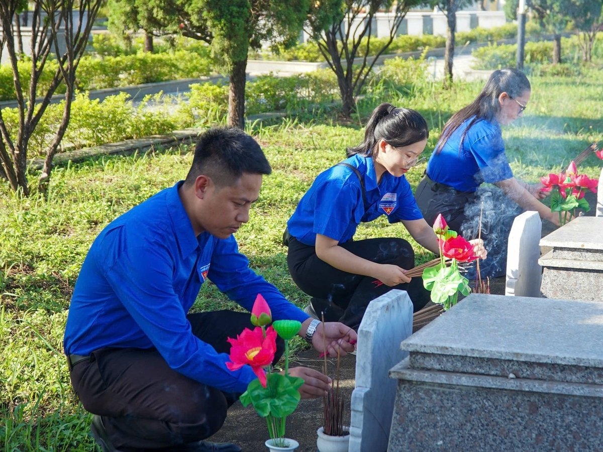Đoàn viên, thanh niên Đà Nẵng dâng hoa, thắp hương tưởng niệm các anh hùng liệt sĩ tại Nghĩa trang liệt sĩ thành phố. Ảnh: Phạm Huy. Đoàn viên, thanh niên Đà Nẵng dâng hoa, thắp hương tưởng niệm các anh hùng liệt sĩ tại Nghĩa trang liệt sĩ thành phố. Ảnh: Phạm Huy.