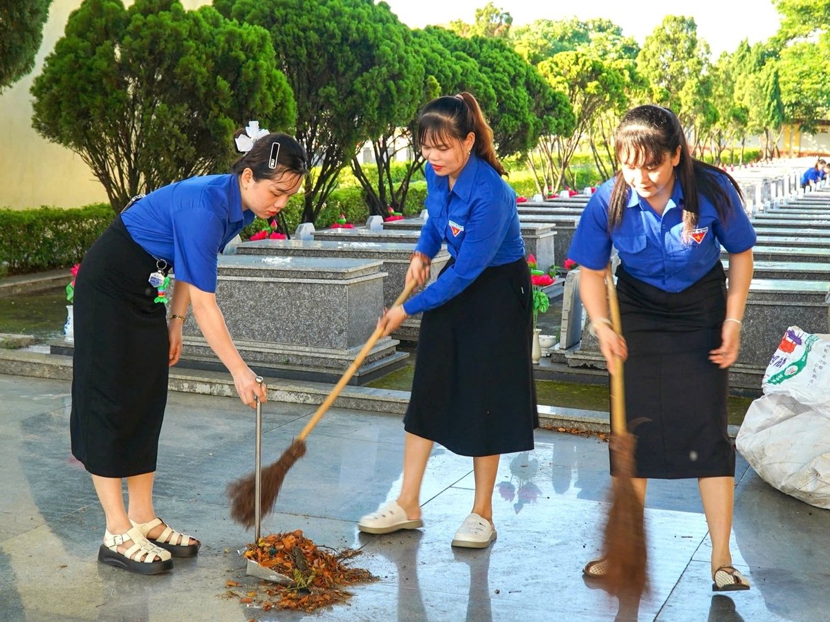 Đoàn viên, thanh niên tổ chức tổng vệ sinh, chỉnh trang các phần mộ và không gian xung quanh, tạo cảnh quan sạch đẹp, trang nghiêm tại các nghĩa trang. Ảnh: Phạm Huy. Đoàn viên, thanh niên tổ chức tổng vệ sinh, chỉnh trang các phần mộ và không gian xung quanh, tạo cảnh quan sạch đẹp, trang nghiêm tại các nghĩa trang. Ảnh: Phạm Huy.