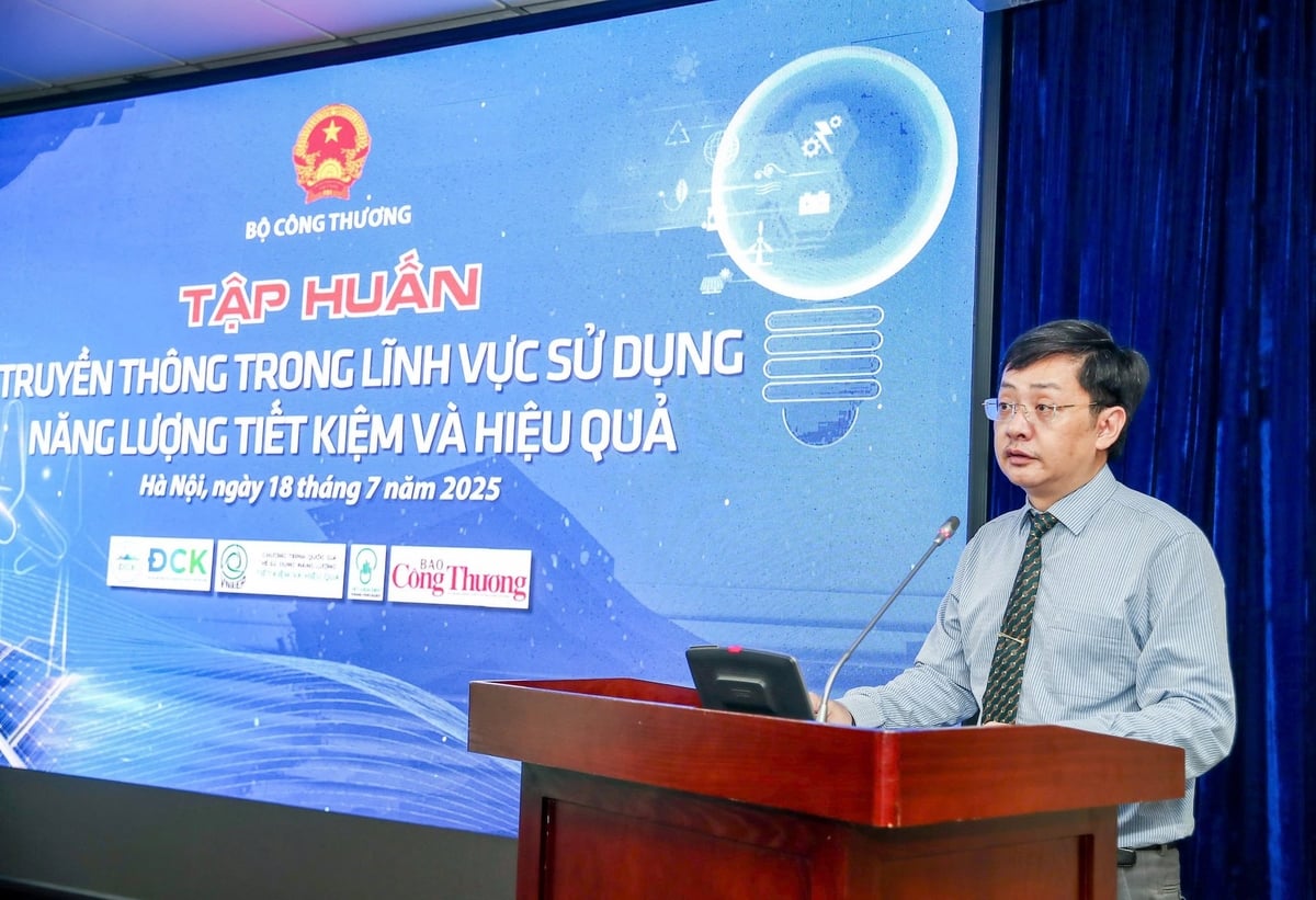 Ông Đặng Hải Dũng – Phó Cục trưởng Cục Đổi mới sáng tạo, Chuyển đổi xanh và Khuyến công, Bộ Công Thương chia sẻ về tiềm năng tiết kiệm năng lượng tại Việt Nam. Ảnh: Nam Nguyễn. Ông Đặng Hải Dũng – Phó Cục trưởng Cục Đổi mới sáng tạo, Chuyển đổi xanh và Khuyến công, Bộ Công Thương chia sẻ về tiềm năng tiết kiệm năng lượng tại Việt Nam. Ảnh: Nam Nguyễn.