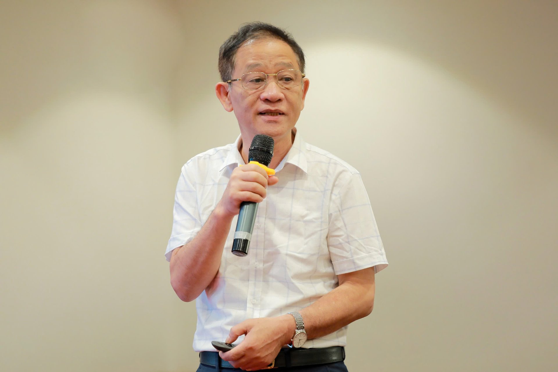 Assoc. Prof. Dr. Pham Anh Tuan, Director of the Institute of Agricultural Engineering and Post-Harvest Technology presented on technology application for fruit pre-processing, preservation, and value chain development. Photo: Nguyen Thuy.