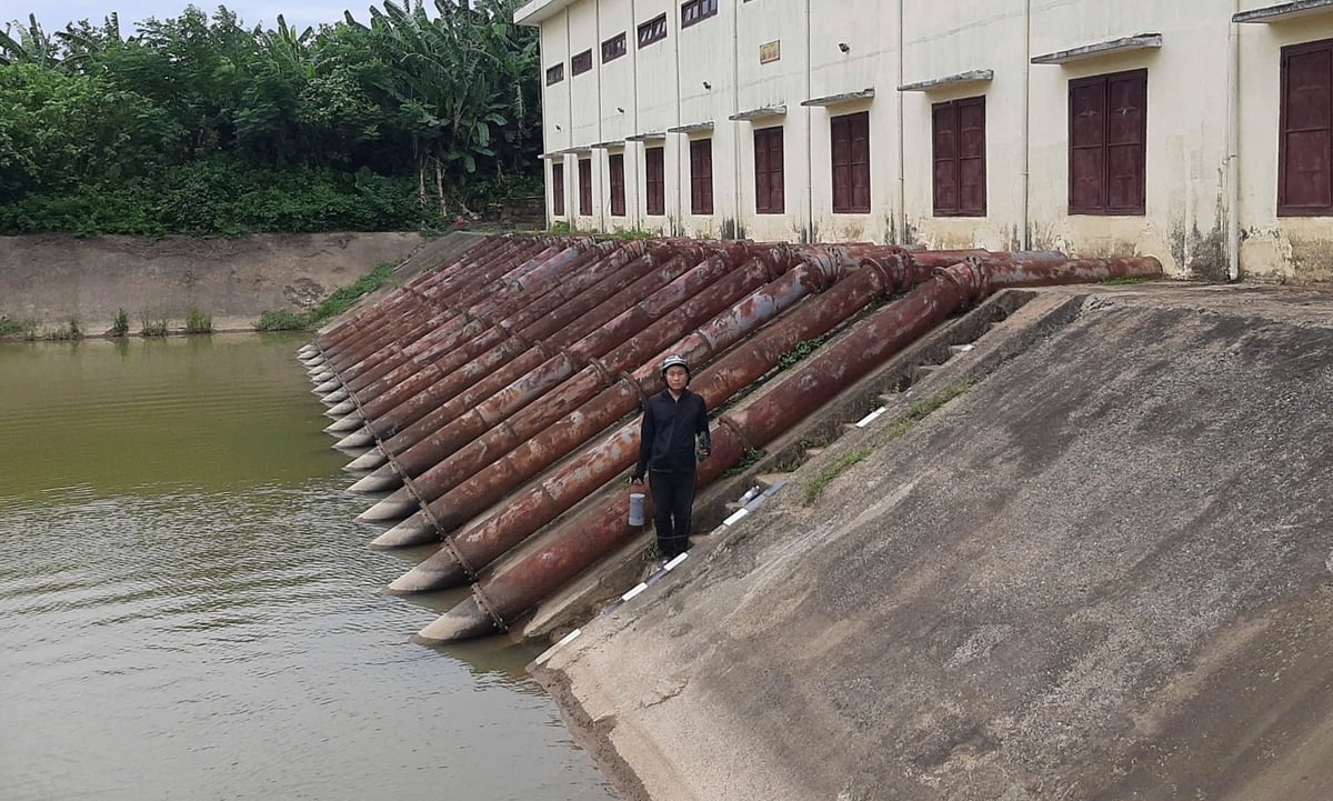 Viện Khoa học Thủy lợi miền Trung và Tây Nguyên lấy mẫu quan trắc chất lượng nước trên hệ thống thủy lợi An Trạch. Ảnh: PV. Viện Khoa học Thủy lợi miền Trung và Tây Nguyên lấy mẫu quan trắc chất lượng nước trên hệ thống thủy lợi An Trạch. Ảnh: PV.