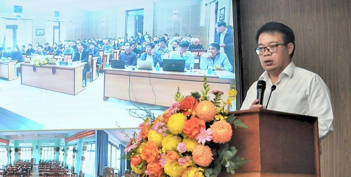 Ông Nguyễn Ngọc Phúc, Phó Chủ tịch UBND tỉnh Lâm Đồng đề nghị các đại biểu từ thực tiễn hơn 2 tuần triển khai mô hình mới cần tập trung trao đổi, phản ánh các khó khăn, vướng mắc và đề xuất giải pháp cụ thể nhằm thực hiện hiệu quả Luật Đất đai 2024. Ảnh: Viết Trọng.