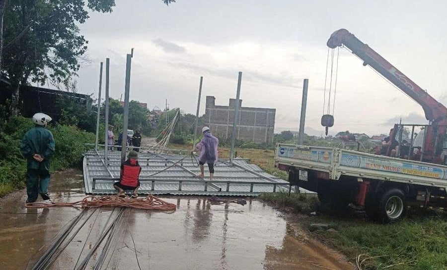 Từ 15 giờ đến 17 giờ chiều nay (19/7), nhiều nơi trên địa bàn tỉnh Bắc Ninh có mưa to với lưu lượng lớn trong thời gian ngắn gây thiệt hại một số công trình. Ảnh: baobacninhtv.vn.