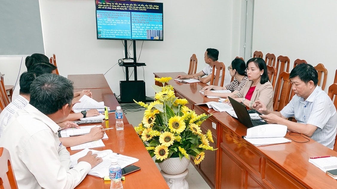 Cán bộ các điểm cầu tại một số xã, phường tỉnh Lâm Đồng tập trung nghe bổ biến. Ảnh: Viết Trọng.
