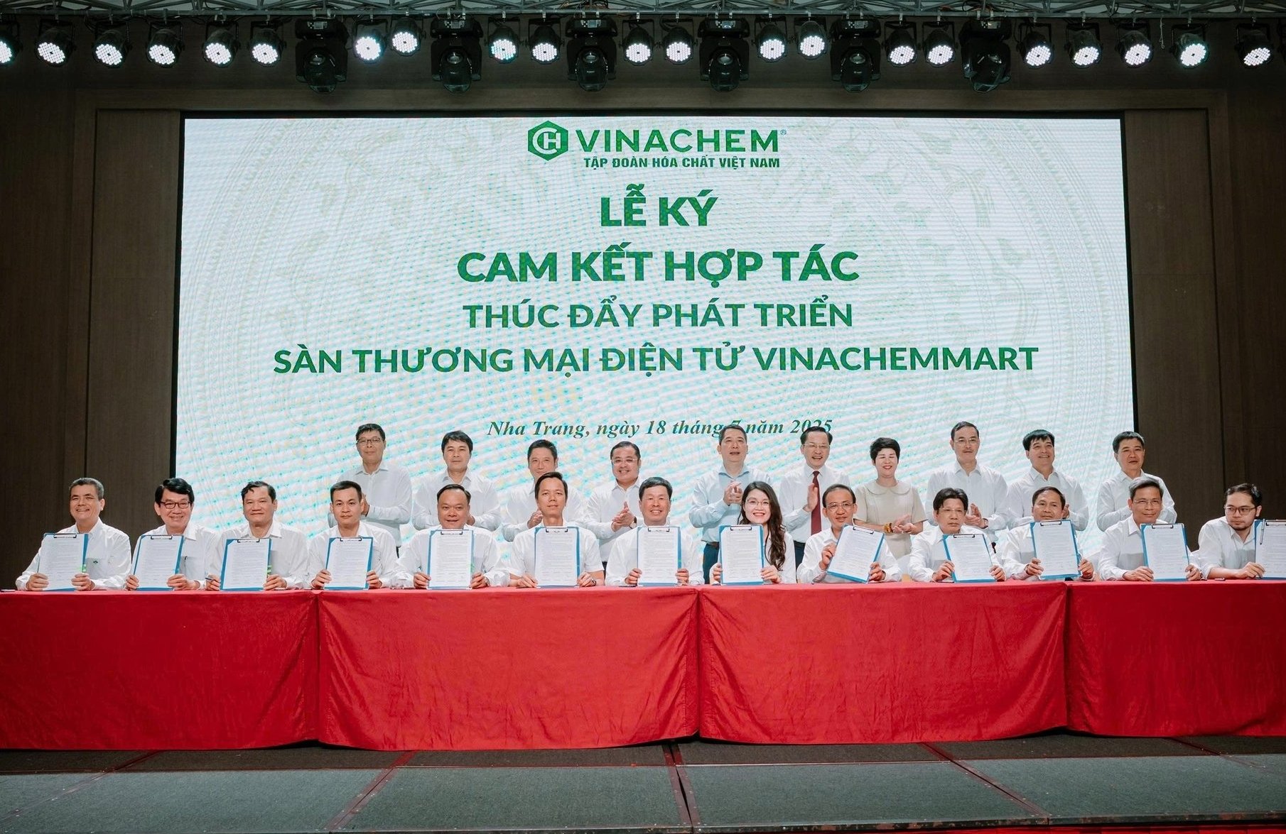 Lễ ký kết hợp tác thúc đẩy phát triển sàn thương mại điện tử Vinachemmart trong khuôn khổ hội nghị. Ảnh: Vinachem. Lễ ký kết hợp tác thúc đẩy phát triển sàn thương mại điện tử Vinachemmart trong khuôn khổ hội nghị. Ảnh: Vinachem.