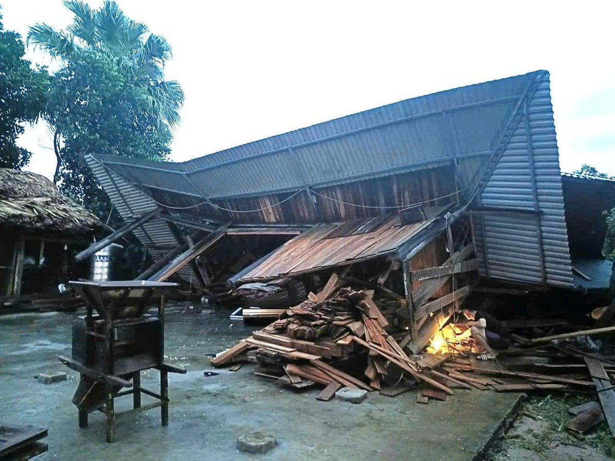 Ngôi nhà của anh Đinh Văn Hùng ở xã Quy Mông bị sập đổ do dông lốc. Ảnh: Thanh Tiến.