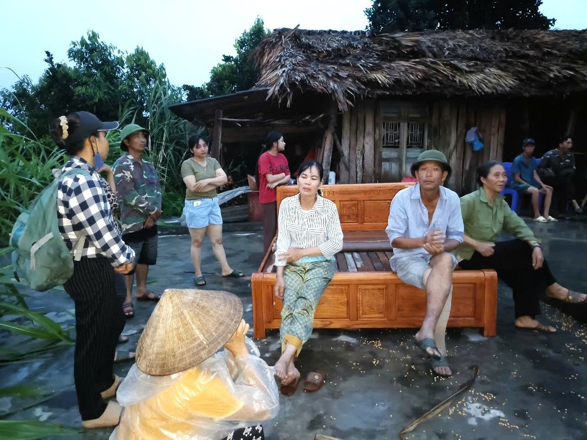 Đã có một số ngôi nhà của người dân bị thiệt hại do dông lốc. Ảnh: Thanh Tiến.