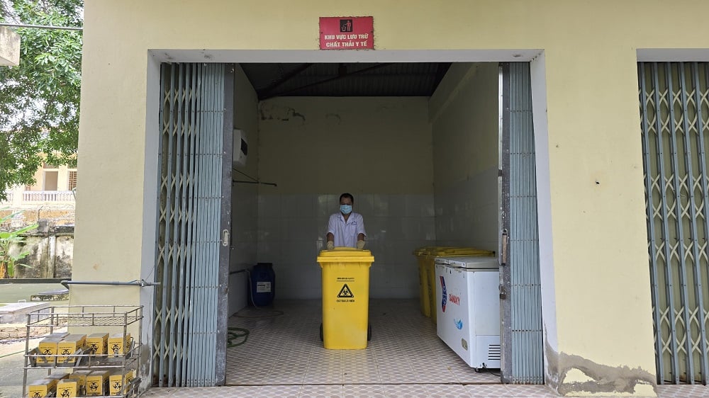 Khu vực tập kết, lưu trữ chất thải y tế của Bệnh viện Phổi Thanh Hóa. Ảnh: Thu Thủy.
