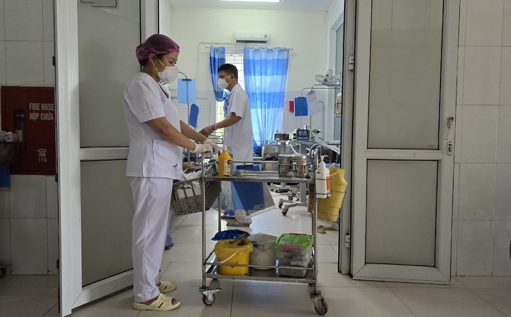 Quá trình khám, điều trị cho bệnh nhân được cán bộ y tế phân loại rác ngay tại nguồn. Ảnh: Thu Thủy.
