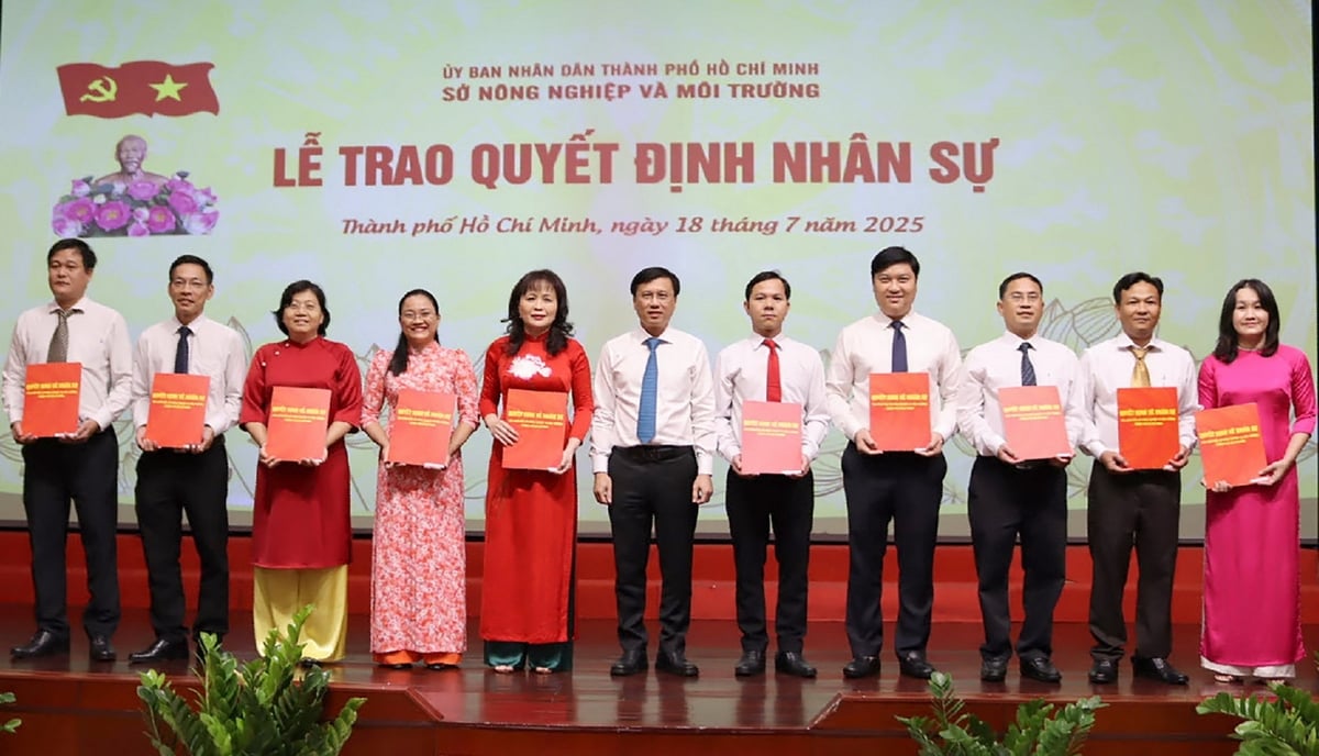 Ông Nguyễn Minh Nhựt (giữa) trao Quyết định bổ nhiệm bà Trần Thị Hòa (thứ 5 từ trái sang) làm Chánh Văn phòng Sở Nông nghiệp và Môi trường TP.HCM (mới) và 9 Phó Chánh Văn phòng Sở. Ảnh: Tường Tú. Ông Nguyễn Minh Nhựt (giữa) trao Quyết định bổ nhiệm bà Trần Thị Hòa (thứ 5 từ trái sang) làm Chánh Văn phòng Sở Nông nghiệp và Môi trường TP.HCM (mới) và 9 Phó Chánh Văn phòng Sở. Ảnh: Tường Tú.