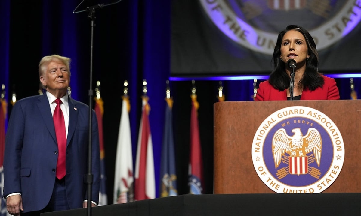 Tổng thống Mỹ Donald Trump đứng cạnh Giám đốc Tình báo Quốc gia Mỹ Tulsi Gabbard tại một sự kiện hồi tháng 8/2024. Ảnh: NYT.