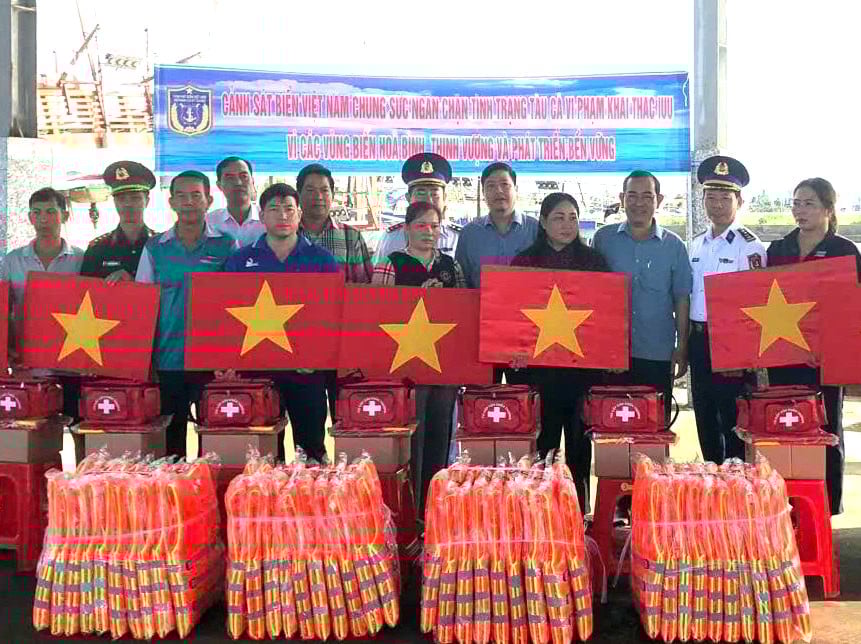 Bộ Tư lệnh Cảnh sát biển 3 trao tặng 40 phần quà, áo phao, đèn pin, tủ thuốc y tế và cờ Tổ quốc cho ngư dân. Ảnh: Minh Đảm.