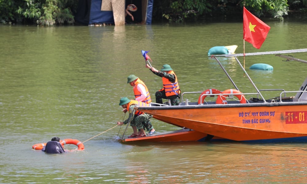 Các địa phương chuẩn bị sẵn sàng lực lượng, phương tiện để cứu hộ, cứu nạn khi có yêu cầu. Ảnh: KL. Các địa phương chuẩn bị sẵn sàng lực lượng, phương tiện để cứu hộ, cứu nạn khi có yêu cầu. Ảnh: KL.