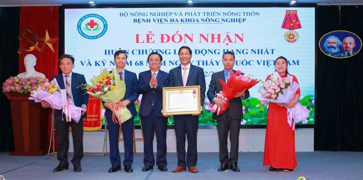 Bệnh viện Đa khoa Nông nghiệp đón nhận Huân chương Lao động Hạng Nhất của Chủ tịch nước năm 2023. Ảnh: Phạm Hiếu.