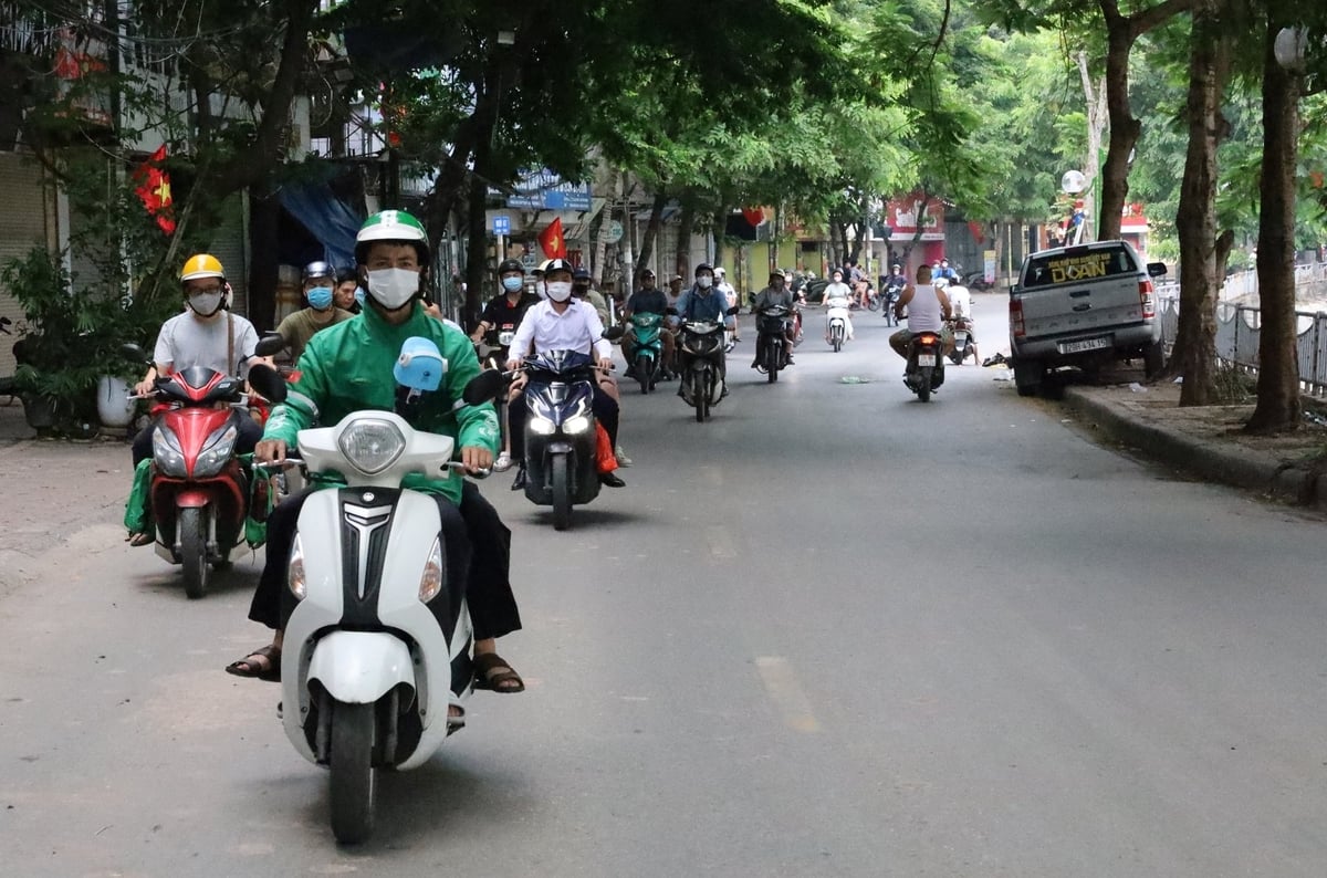 Khí thải từ xe máy chạy xăng gây ảnh hưởng nghiêm trọng đến chất lượng cuộc sống người dân, vì vậy, chuyển đổi sang xe điện sẽ góp phần giảm ô nhiễm môi trường không khí. Ảnh: Hoàng Hiền.