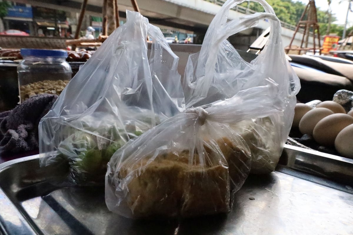 Túi nilon dù độc hại nhưng thường xuyên được dùng để đựng thực phẩm. Ảnh: Hoàng Hiền. Túi nilon dù độc hại nhưng thường xuyên được dùng để đựng thực phẩm. Ảnh: Hoàng Hiền.