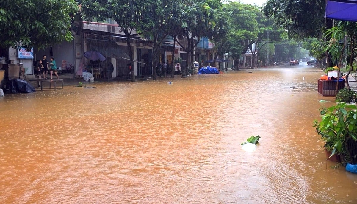 Một đoạn đường ở thành phố Lào Cai (cũ) ngập sâu do mưa lớn sáng 27/6/2025. Ảnh: Minh Phúc.