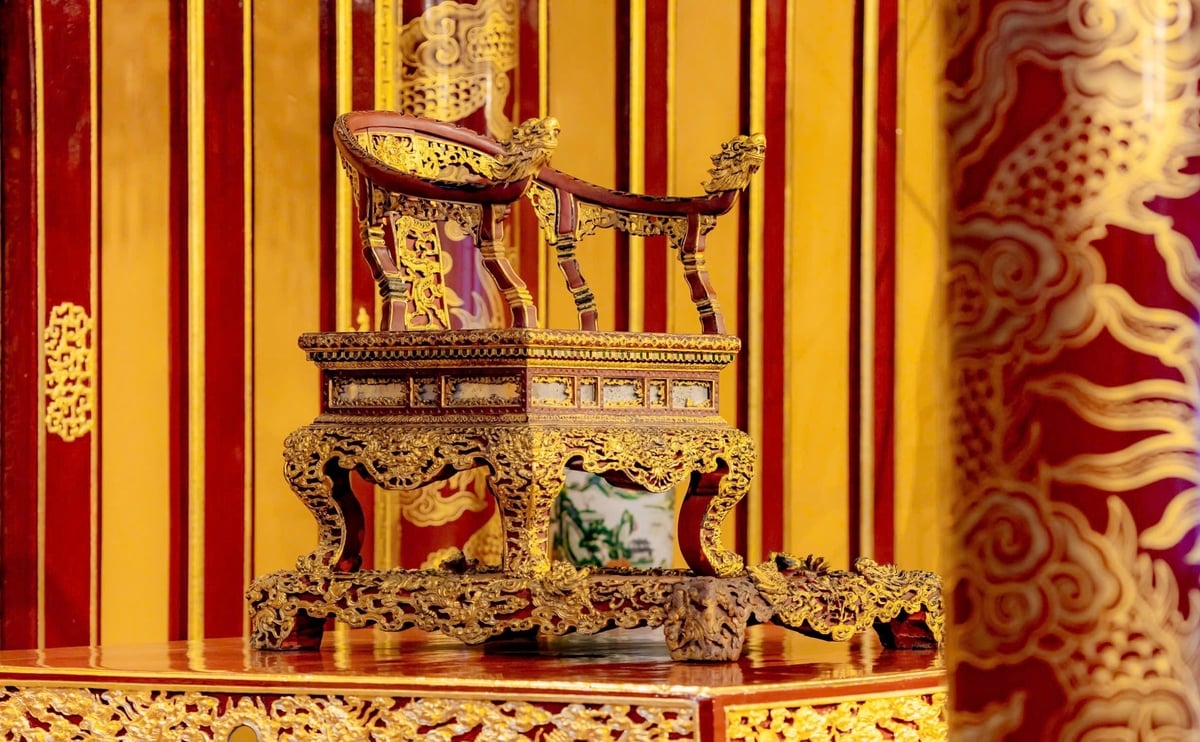 Bảo vật quốc gia - Ngai vua triều Nguyễn trước lúc bị du khách phá hoại. Ảnh: V.D. Bảo vật quốc gia - Ngai vua triều Nguyễn trước lúc bị du khách phá hoại. Ảnh: V.D.