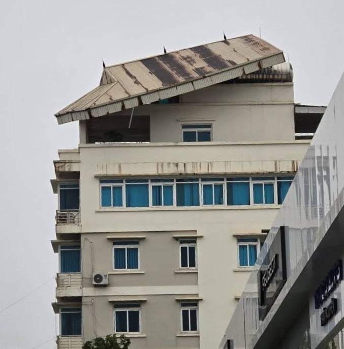 Phần mái của một ngôi nhà cao tầng trên đường Phan Đình Phùng có nguy cơ bị đổ sập, lực lượng chức năng đã có mặt và hạn chế người di chuyển trong khu vực nguy hiểm.