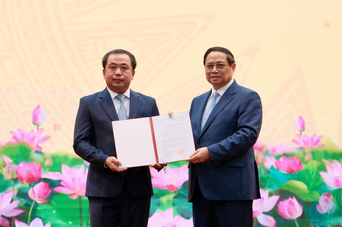Thủ tướng trao quyết định giao quyền Bộ trưởng Bộ Nông nghiệp và Môi trường cho ông Trần Đức Thắng. Ảnh: Diệp Anh. Thủ tướng trao quyết định giao quyền Bộ trưởng Bộ Nông nghiệp và Môi trường cho ông Trần Đức Thắng. Ảnh: Diệp Anh.
