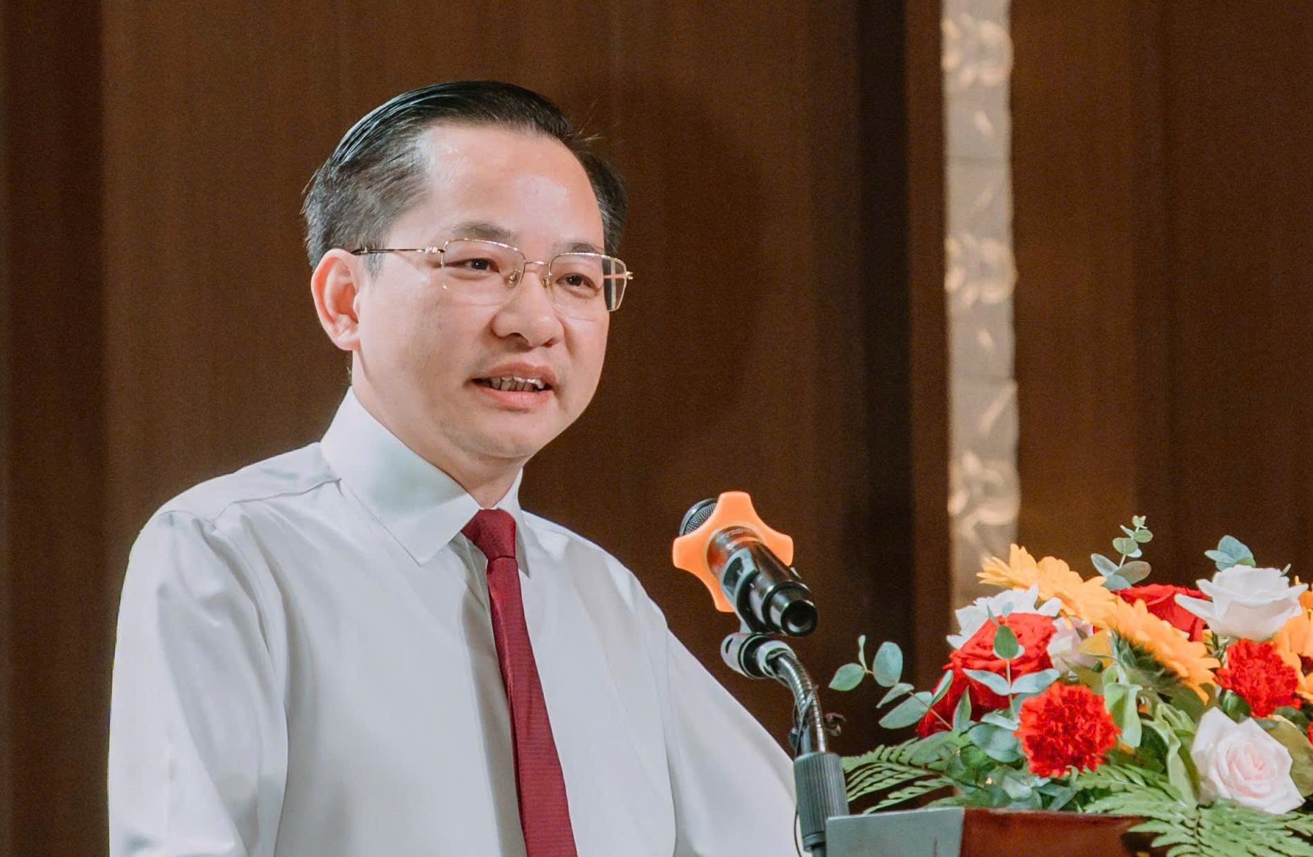 Ông Nguyễn Hữu Tú, Tổng Giám đốc Tập đoàn Hóa chất Việt Nam, nhấn mạnh: Trong thời gian tới, Tập đoàn sẽ tăng cường phát triển thị trường, đẩy mạnh tiêu thụ nội bộ, đảm bảo cung ứng sản phẩm ổn định, triển khai đồng bộ các nhiệm vụ theo Nghị quyết 57, trong đó đặc biệt chú trọng công tác an toàn lao động. Ảnh: Vinachem. Ông Nguyễn Hữu Tú, Tổng Giám đốc Tập đoàn Hóa chất Việt Nam, nhấn mạnh: Trong thời gian tới, Tập đoàn sẽ tăng cường phát triển thị trường, đẩy mạnh tiêu thụ nội bộ, đảm bảo cung ứng sản phẩm ổn định, triển khai đồng bộ các nhiệm vụ theo Nghị quyết 57, trong đó đặc biệt chú trọng công tác an toàn lao động. Ảnh: Vinachem.