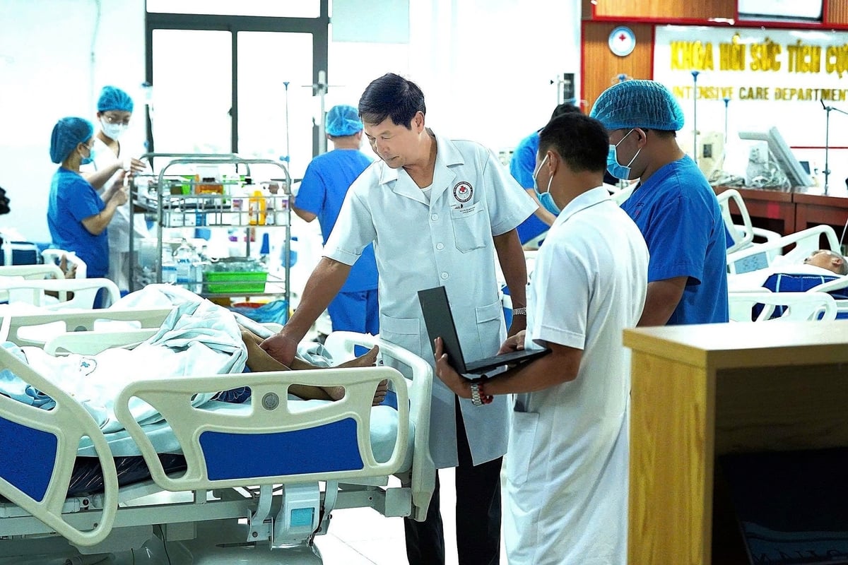 Bác sĩ Hà Hữu Tùng đến với nghề y từ trăn trở về nỗi nhọc nhằn của bà con nông dân khi ốm đau mà không có điều kiện chữa bệnh. Ảnh: Bảo Thắng.