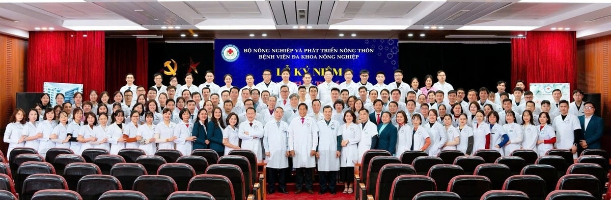 Tập thể y bác sĩ và nhân viên y tế Bệnh viện Đa khoa Nông nghiệp tại Lễ Kỷ niệm 70 năm ngày Thầy thuốc Việt Nam ngày 27/2/2025. Ảnh: Bệnh viện Đa khoa Nông nghiệp.