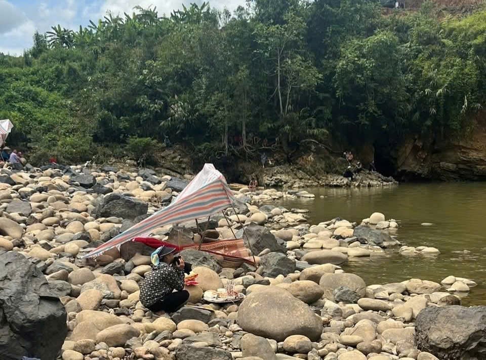 Sau 2 ngày mò, vớt, thi thể em Đ.V.Q đã được đưa lên bờ. Ảnh: Công an tỉnh Lai Châu. 