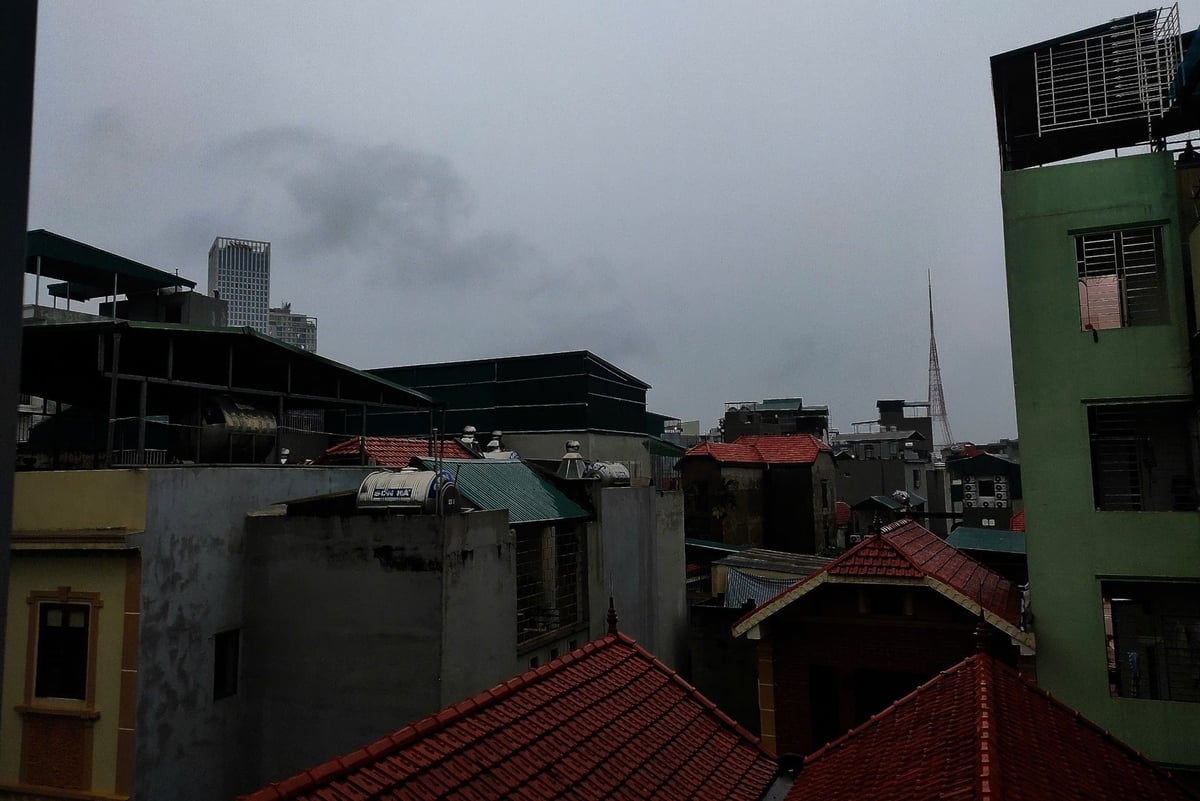Mây đen và mưa lớn xuất hiện tại phường Từ Liêm, TP. Hà Nội chiều 19/7. Ảnh: Phạm Hiếu.