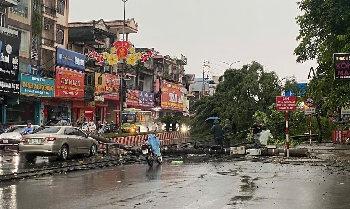 Chiều 19/7, trên địa bàn tỉnh Thái Nguyên xảy ra giông lốc bất ngờ gây thiệt hại lớn về tài sản. Trận giông lốc bất ngờ khiến nhiều cây xanh, cột điện bị đổ ngã gây ùn tắc giao thông trên đường Bắc Kạn thuộc phường Phan Đình Phùng.