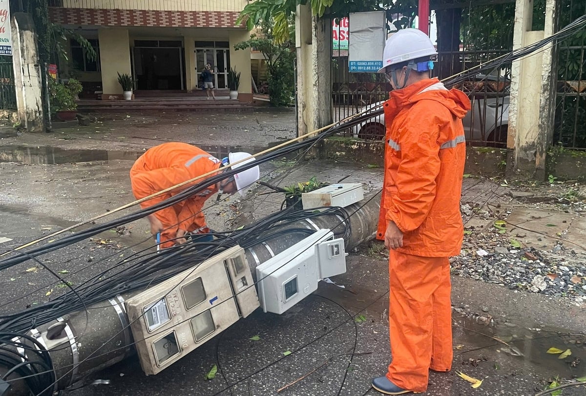 Ngay sau khi giông lốc đi qua, các lực lượng chức năng cùng người dân đã khẩn trương tập trung khắc phục hậu quả, đảm bảo ổn định đời sống.