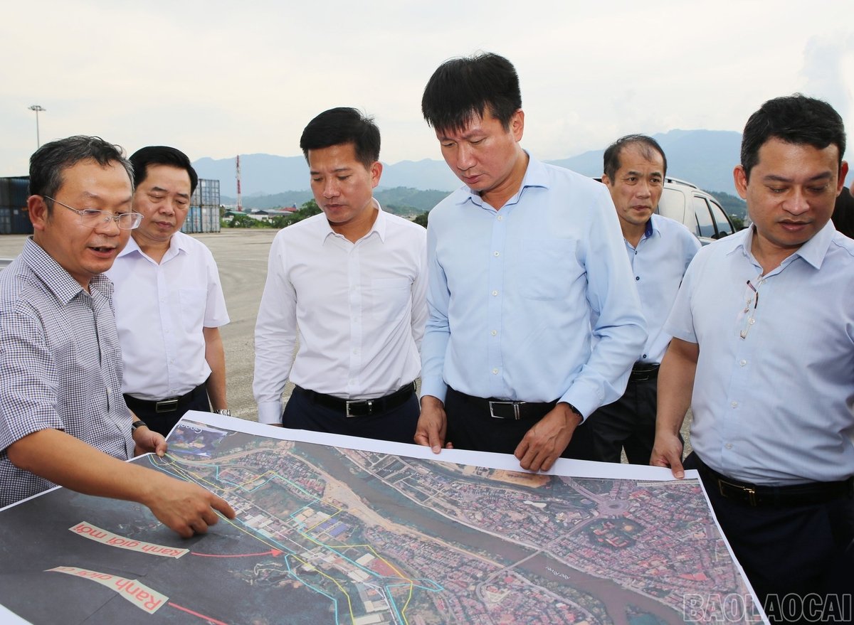 Đoàn công tác của tỉnh Lào Cai kiểm tra thực địa dự án đường sắt Lào Cai - Hà Nội - Hải Phòng. Ảnh: Hữu Huỳnh/Báo Lào Cai. Đoàn công tác của tỉnh Lào Cai kiểm tra thực địa dự án đường sắt Lào Cai - Hà Nội - Hải Phòng. Ảnh: Hữu Huỳnh/Báo Lào Cai.