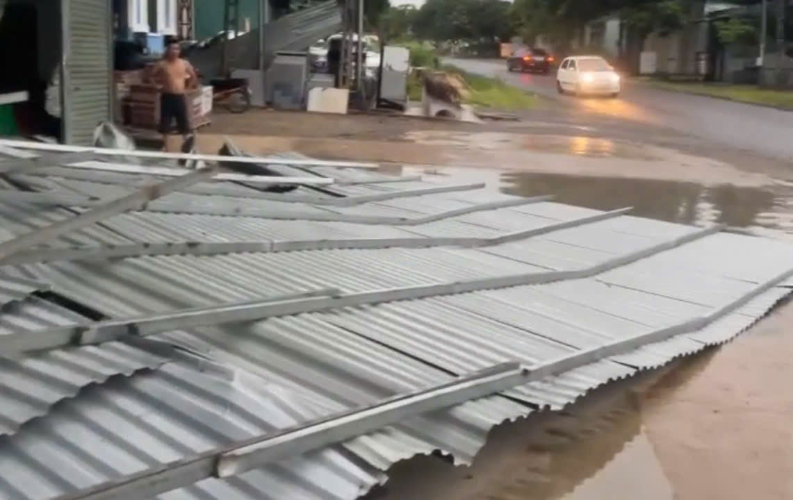 Cơn mưa giông kèm theo gió giật mạnh đã gây thiệt hại tại nhiều địa phương trên địa bàn tỉnh Phú Thọ. Ảnh: X.Đ/Báo Lao Động.