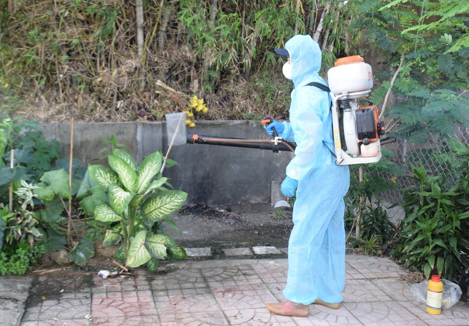 Người chăn nuôi ở phường An Nhơn Đông (Gia Lai) ý thức về dịch bệnh, chủ động phun thuốc khử trùng quanh chuồng trại chăn nuôi của gia đình. Ảnh: V.Đ.T. Người chăn nuôi ở phường An Nhơn Đông (Gia Lai) ý thức về dịch bệnh, chủ động phun thuốc khử trùng quanh chuồng trại chăn nuôi của gia đình. Ảnh: V.Đ.T.
