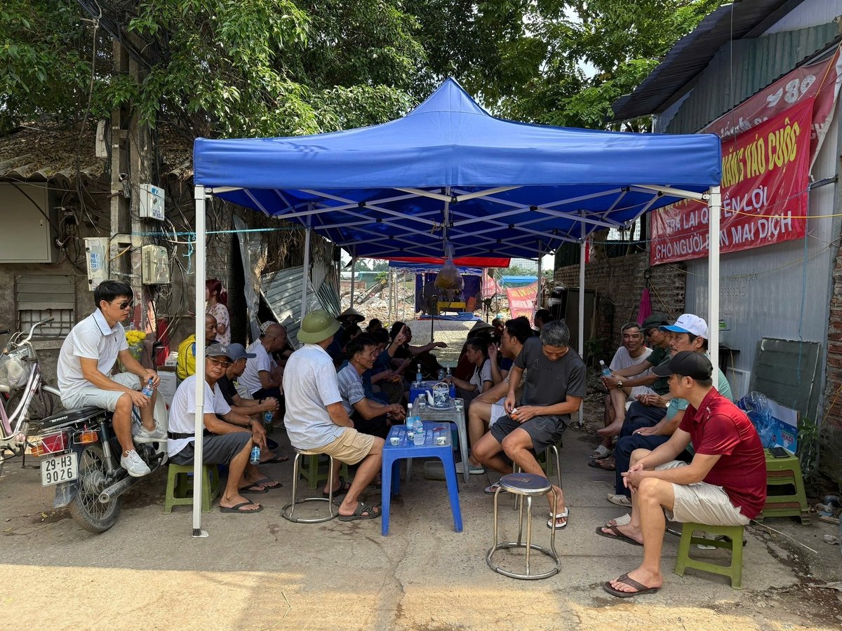 Do lo sợ Công ty VIGEBA tiếp tục rào chán đường vào nghiĩa trang, nên người dân Mai Dịch phải cắt cử thay nhau ra trông cả ngày lẫn đêm. Ảnh: Cao Sơn. Do lo sợ Công ty VIGEBA tiếp tục rào chán đường vào nghiĩa trang, nên người dân Mai Dịch phải cắt cử thay nhau ra trông cả ngày lẫn đêm. Ảnh: Cao Sơn.